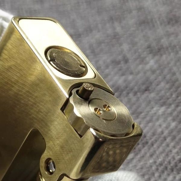 新品 真鍮製 ハンドメイド 機械式スライド着火 重量感オイルライター 最高傑作 ライター 世界中で大人気 新品 ゴールド 未使用の画像7