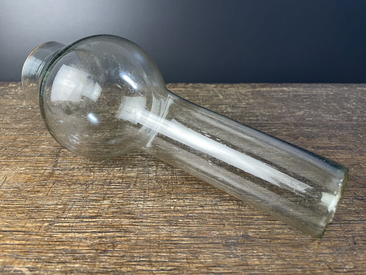 蔵出し ランプ ホヤ ガラス 高さ 約24センチ オイルランプ ホヤ瓶 気泡入 時代物 硝子 骨董 照明 工芸ガラス アンティーク ガラス to-3の画像5