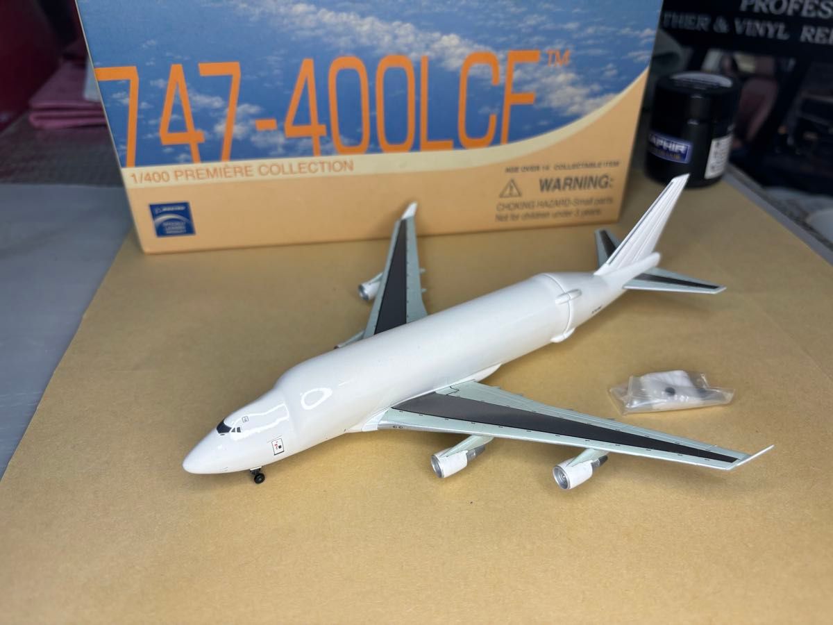 美品 1/400ドリームリフター ボーイング747-400LCF 白塗装機体