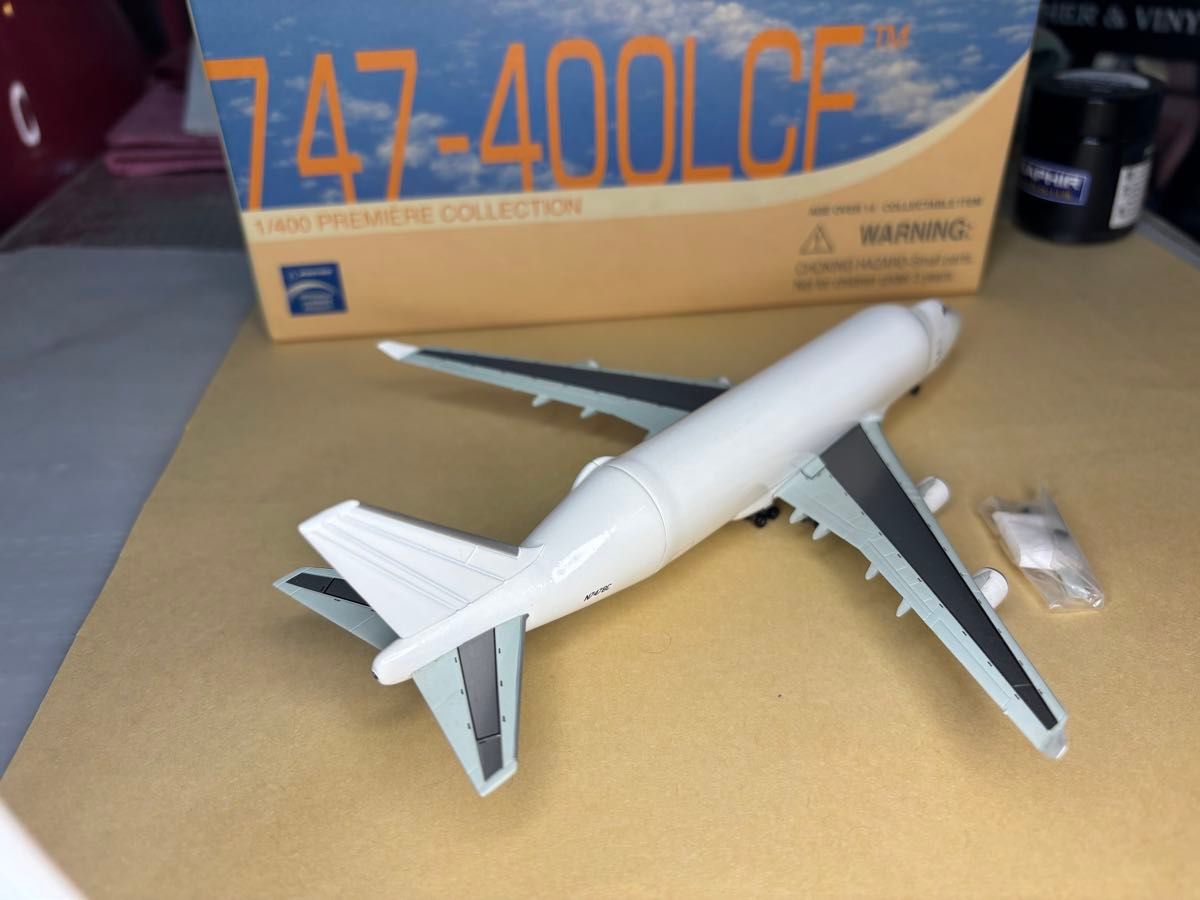 美品 1/400ドリームリフター ボーイング747-400LCF 白塗装機体