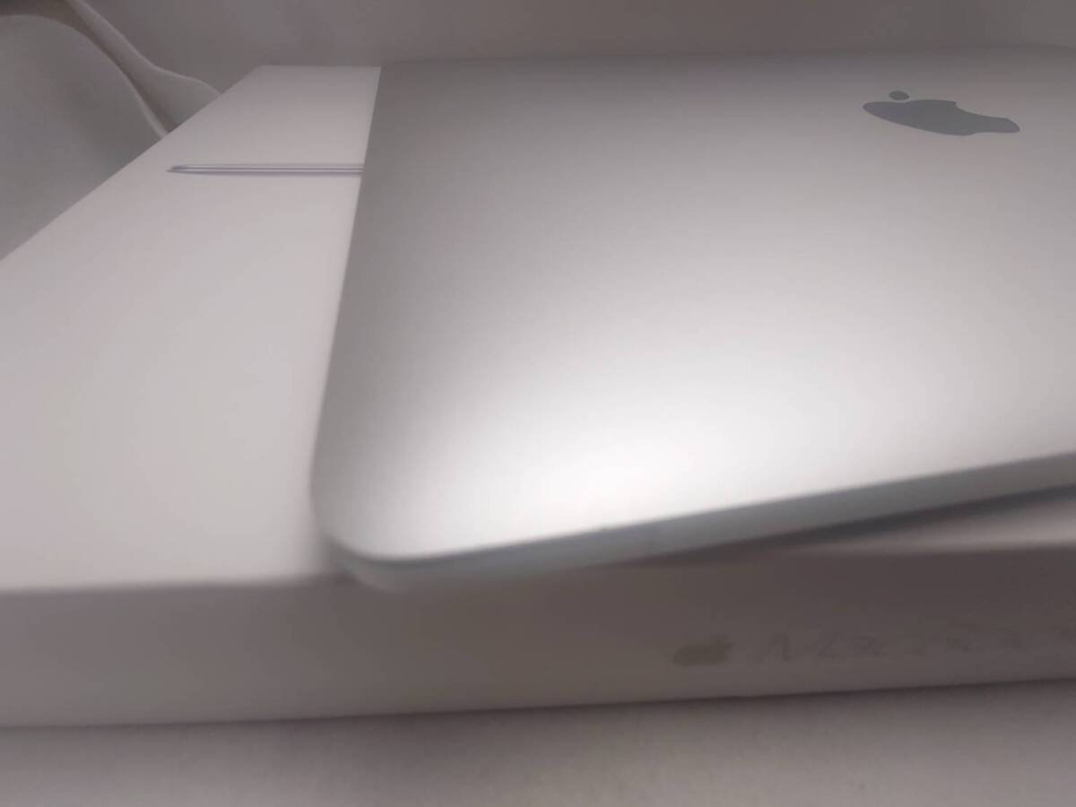 MacBook 12-inch Early 2016 Core_m3 1.1GHz 8GB SSD256GB シルバー_角に1mm程の傷あります