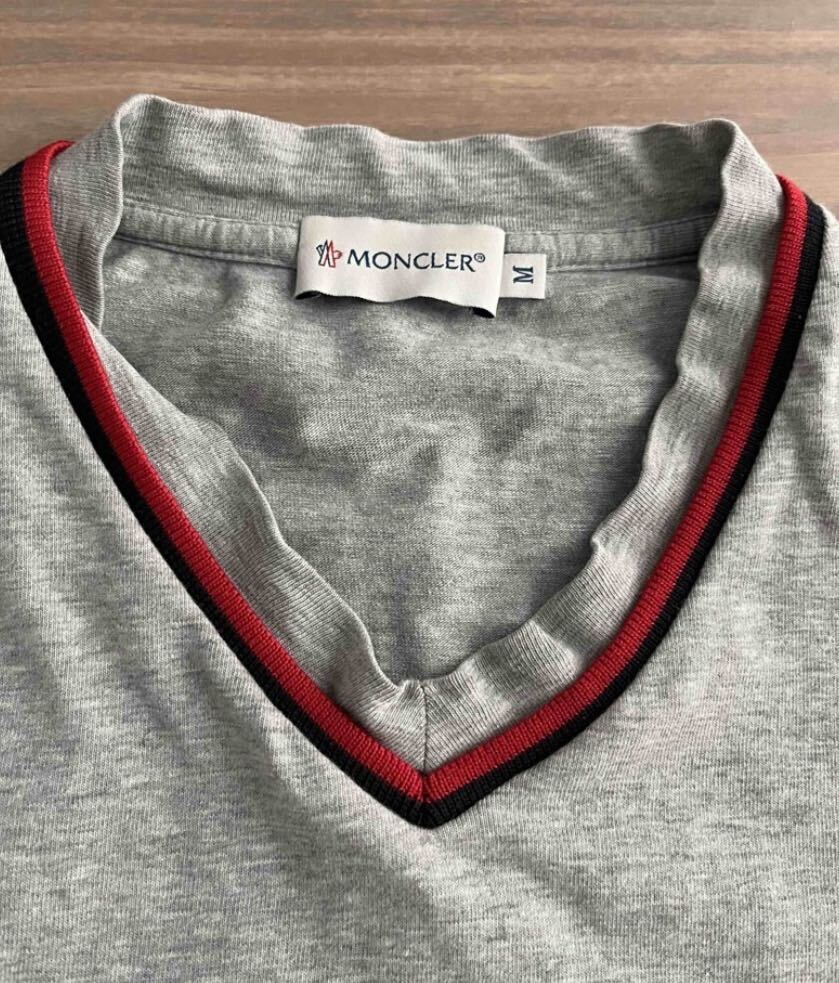 MONCLER モンクレール Vネック 半袖Tシャツ カットソー ロゴ刺繍 ワッペンの画像3