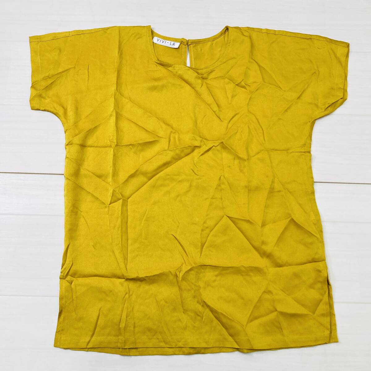 YH0251 絹100％ VIVI-LA レディース 半袖 薄手 とろみ感 サイドスリット 黄色 上質 古着 USED シンプル 光沢 夏 エレガントガーリーチック_画像7