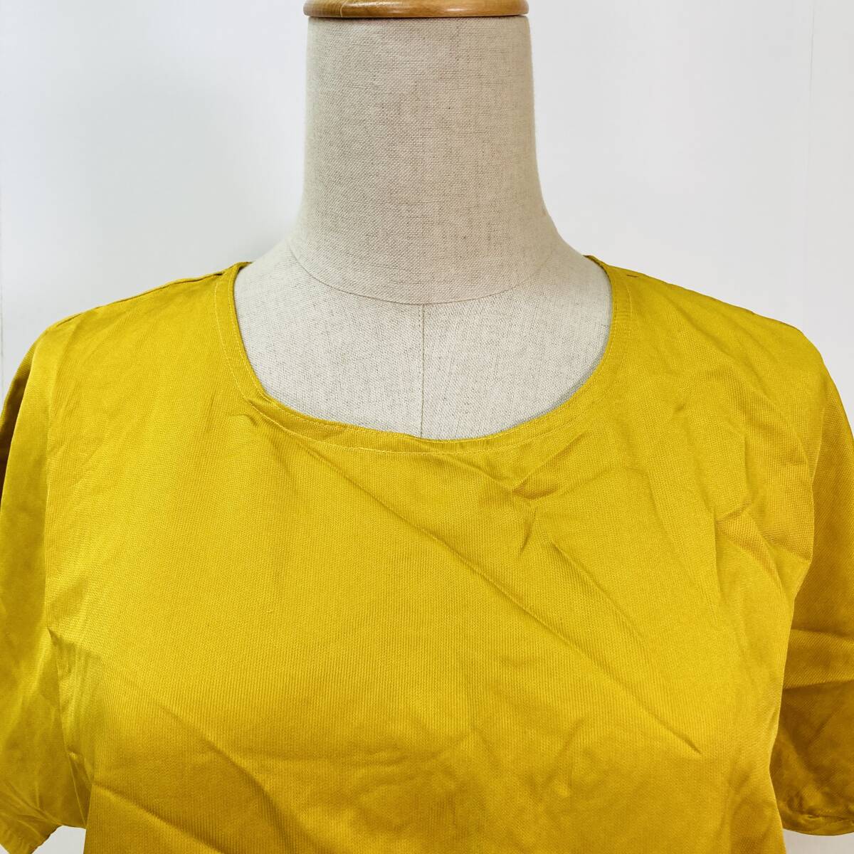 YH0251 絹100％ VIVI-LA レディース 半袖 薄手 とろみ感 サイドスリット 黄色 上質 古着 USED シンプル 光沢 夏 エレガントガーリーチック_画像5