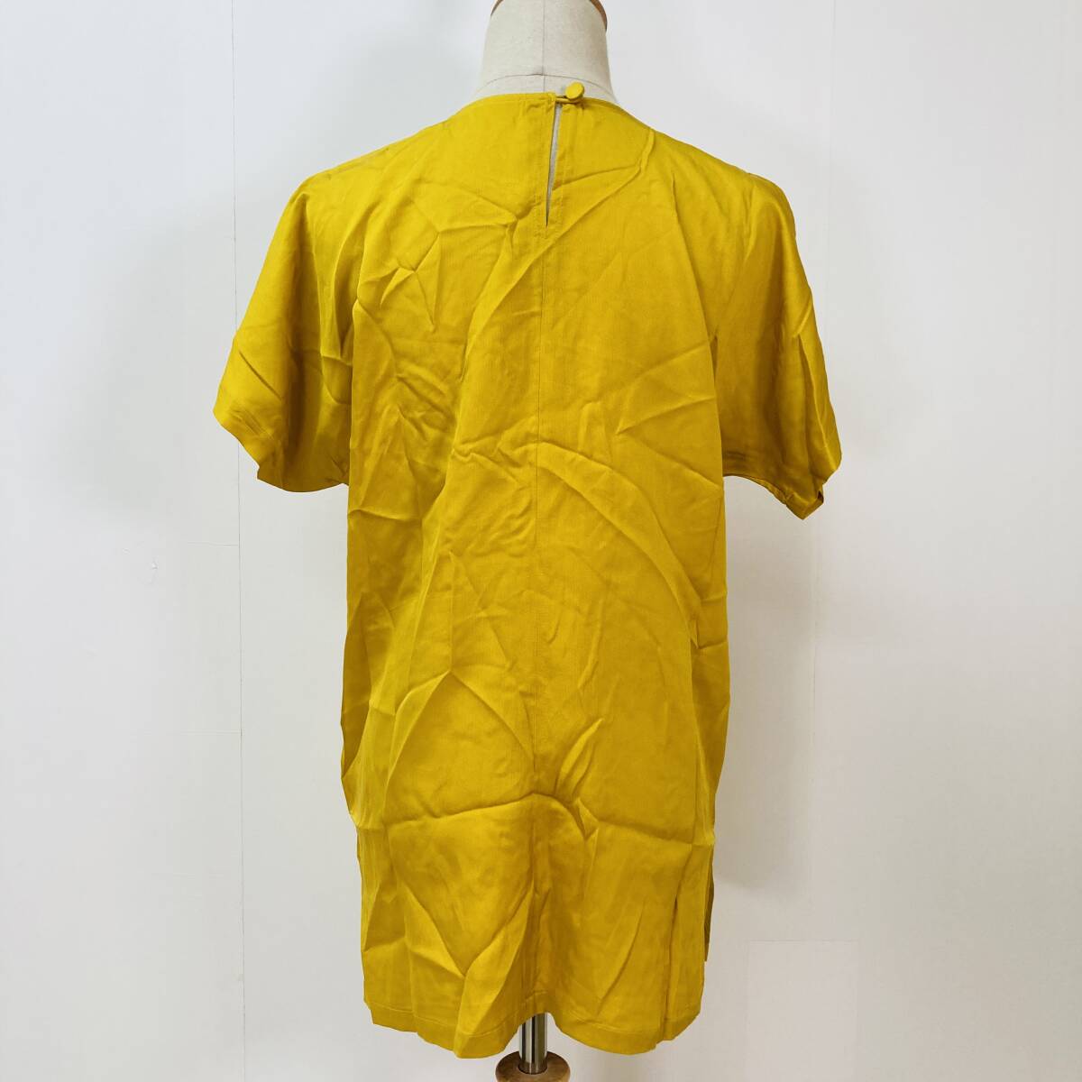 YH0251 絹100％ VIVI-LA レディース 半袖 薄手 とろみ感 サイドスリット 黄色 上質 古着 USED シンプル 光沢 夏 エレガントガーリーチック_画像3