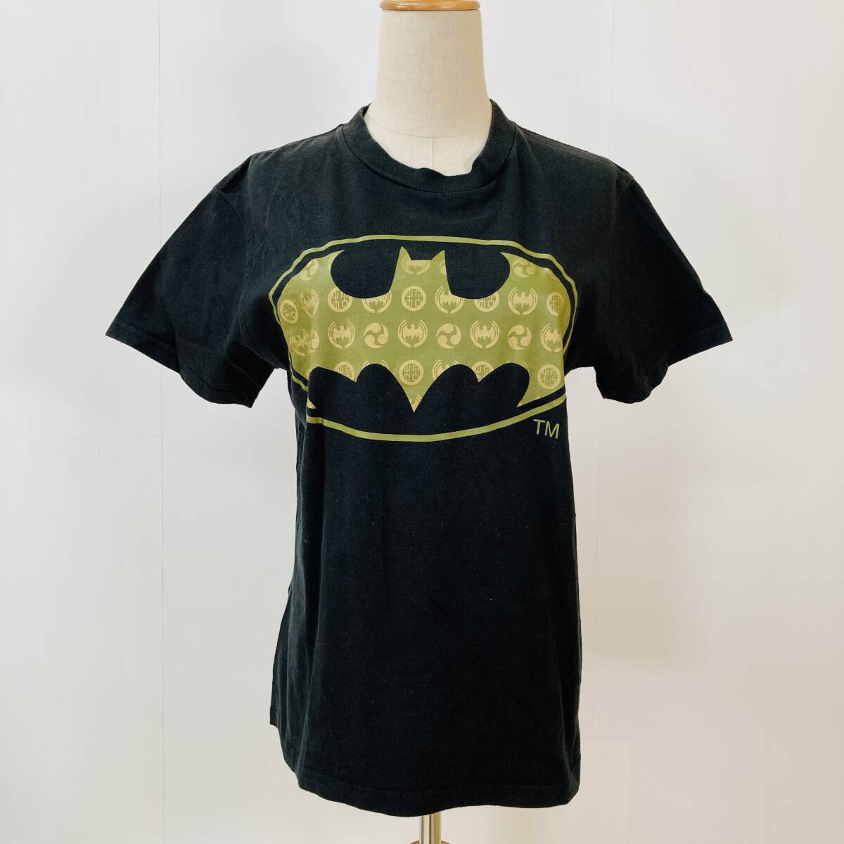 YH0275 BATMAN TM&DC Comics バットマン Tシャツ 半袖 丸首 プリント ロゴ M 黒 ラメ 古着 綿100％ 人気 ベーシックカジュアルスタイル_画像1