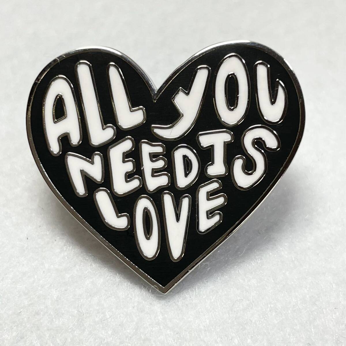 【ピンバッジ】ビートルズ All You Need Is Love 愛こそはすべて_画像1