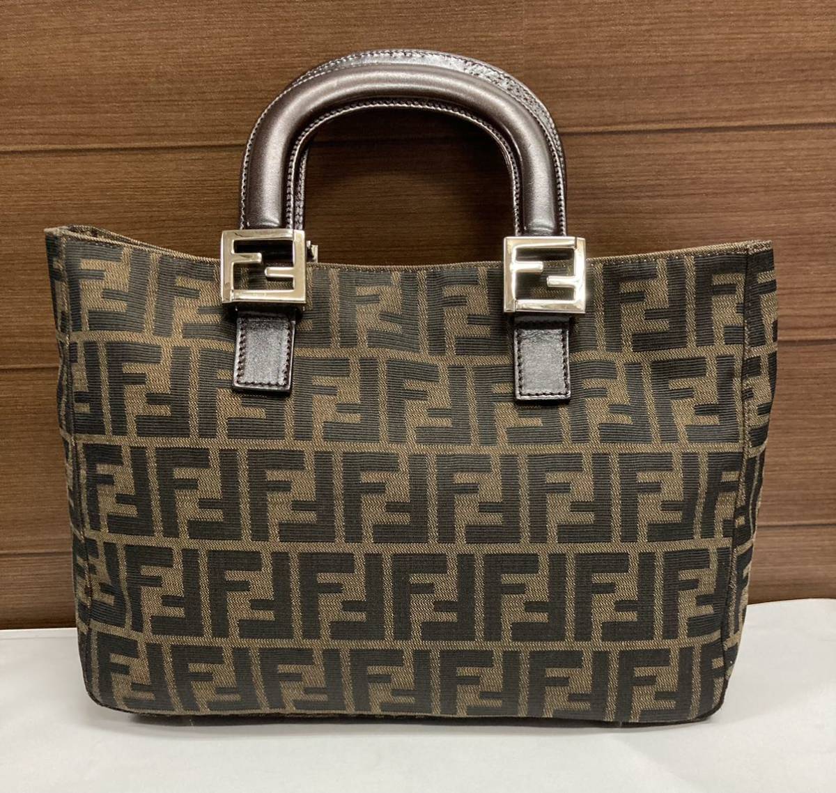 大人気ブランド FENDI フェンディ 外観美品♪ ズッカ柄 ハンドバッグ 大人気ブランド FENDI フェンディ 外観美品♪ ズッカ柄 ハンドバッグ