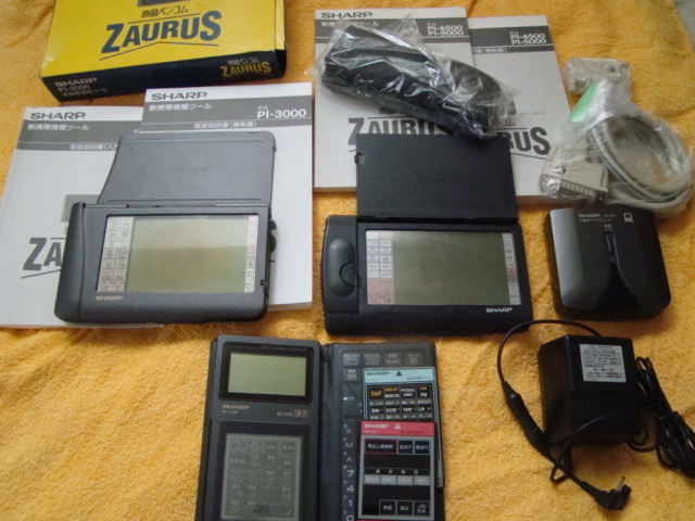 ★ゆうパック送料着払送付のみ・ジャンク扱い懐PDA・Zaurus2台とSharp電子手帳1台・三台共起動確認済み・電子手帳用カード4枚も稼働確認★の画像1