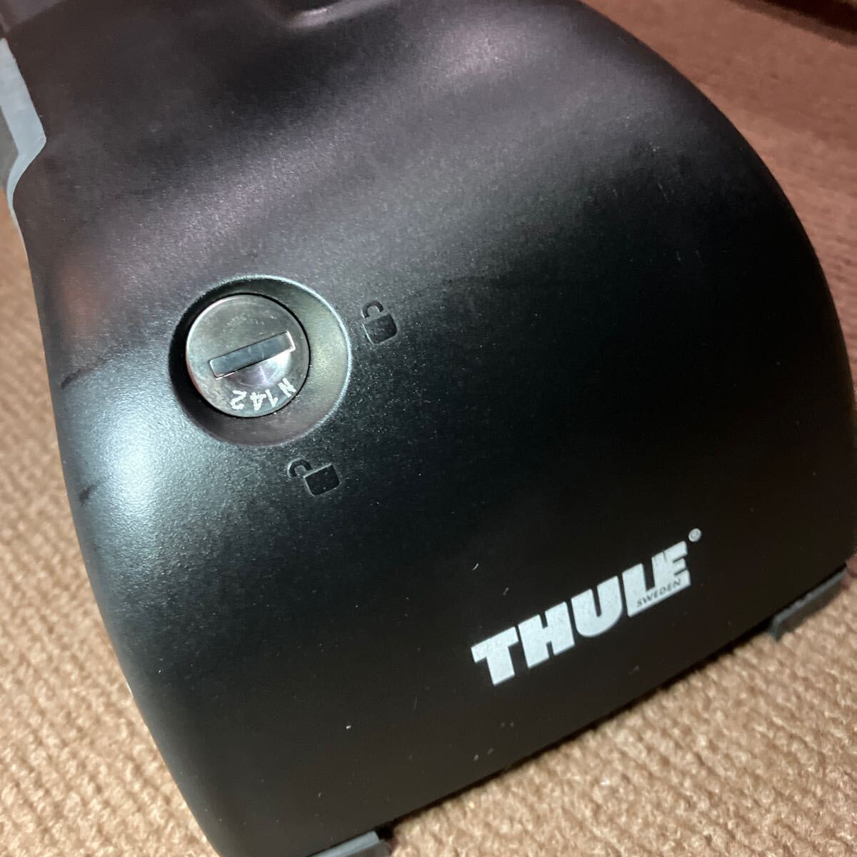 THULE BMW 3シリーズツーリング(F31. G21) 2シリーズ(F45.F46)ダイレクトルーフレール付車用 ウィングバーエッジ (9592B+キット4023)セット_薄いスレ傷あり