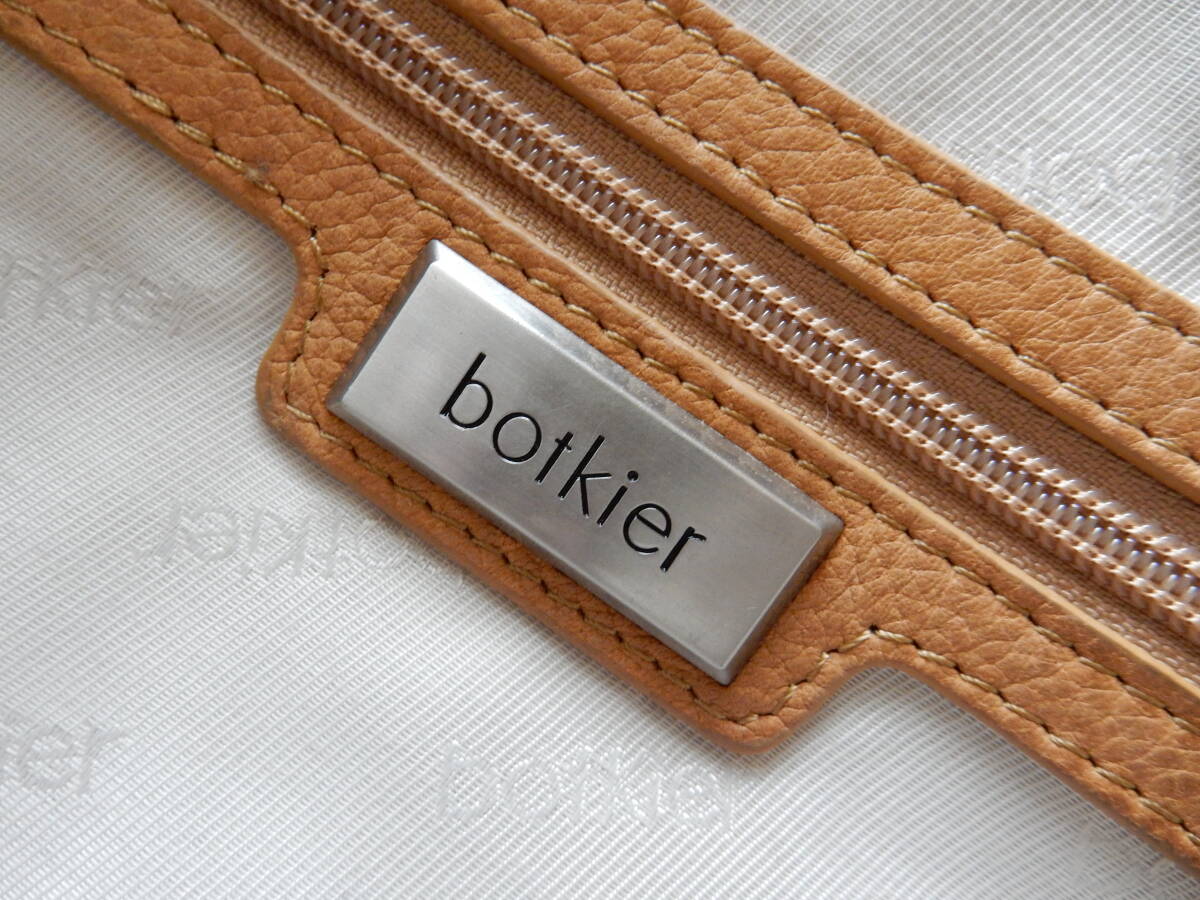 本革☆botkier(ボトキエ)☆A4対応☆2WAYトートバッグ(ショルダーベルト付き)イエローオーカー(金具マットシルバー)_内側ロゴプレート