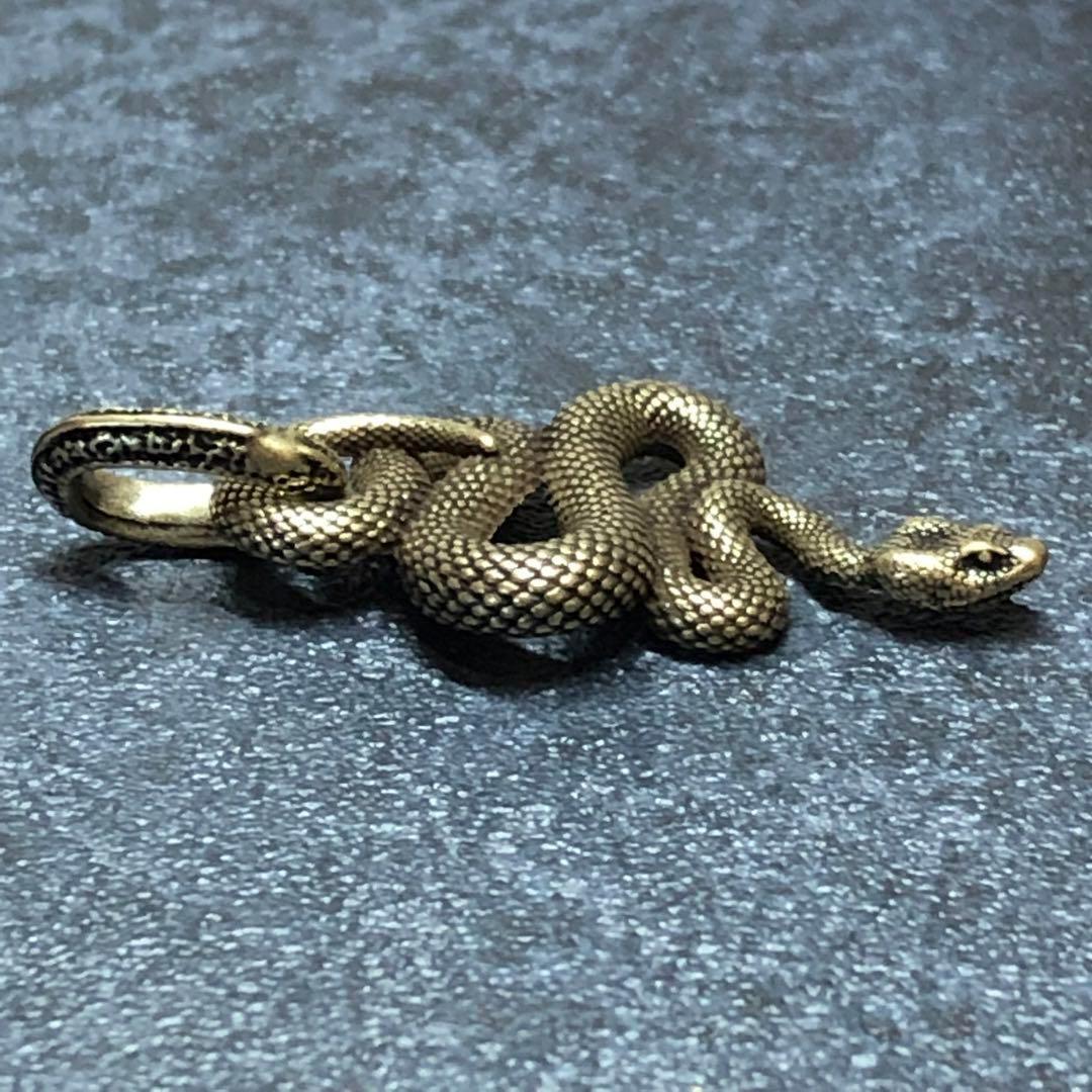 真鍮 スネーク チャーム キーホルダー 蛇 ペンダントトップ 魔除け リング付の画像2