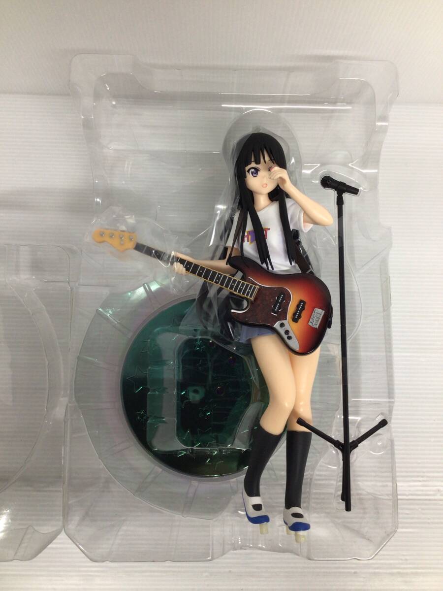 [ вскрыть товар ] Akiyama Mio [ K-On!!] premium фигурка *Lefty. Rock*n Roll!!~[ наружная коробка / блистер потертость, царапина, загрязнения есть ]