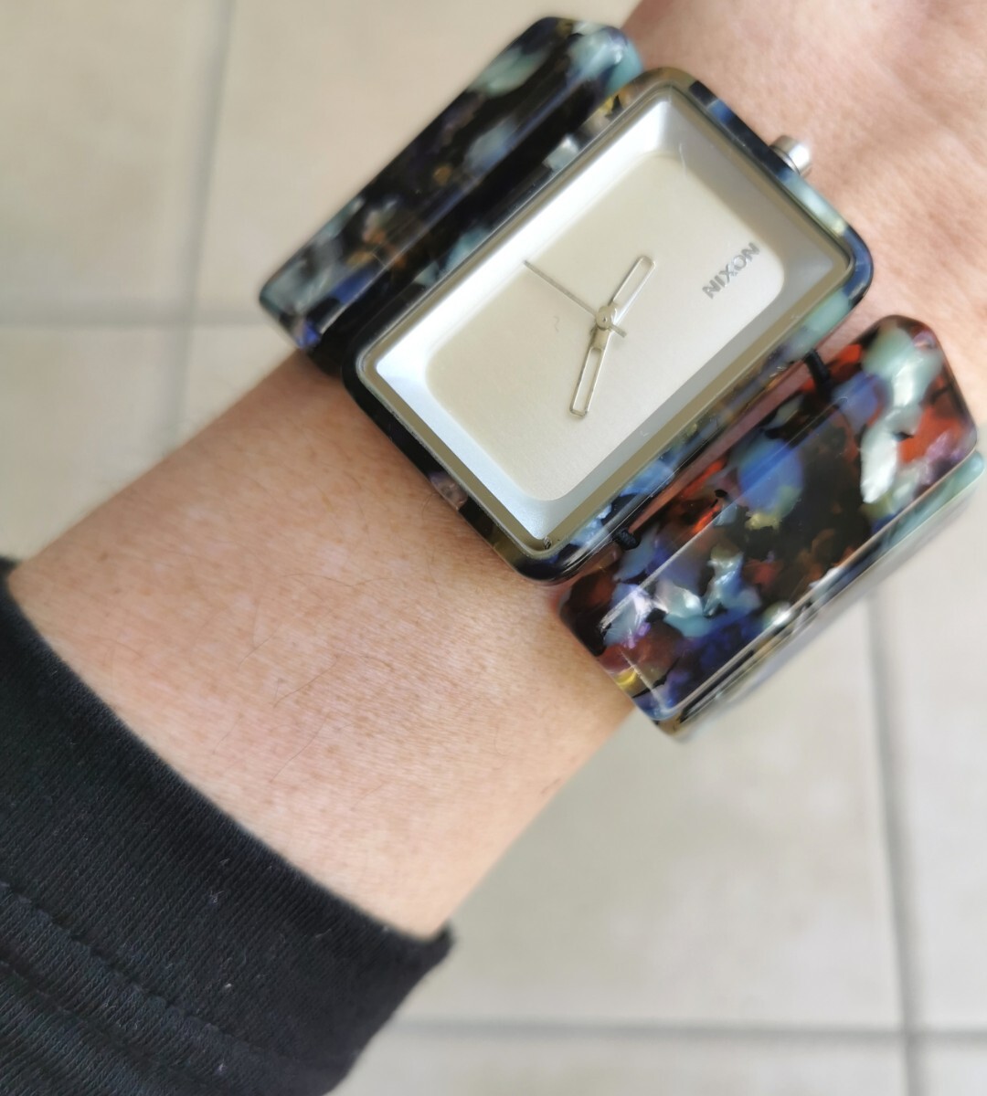 ニクソン ジュレっぽい柄のブレスレット腕時計 レディースの画像1
