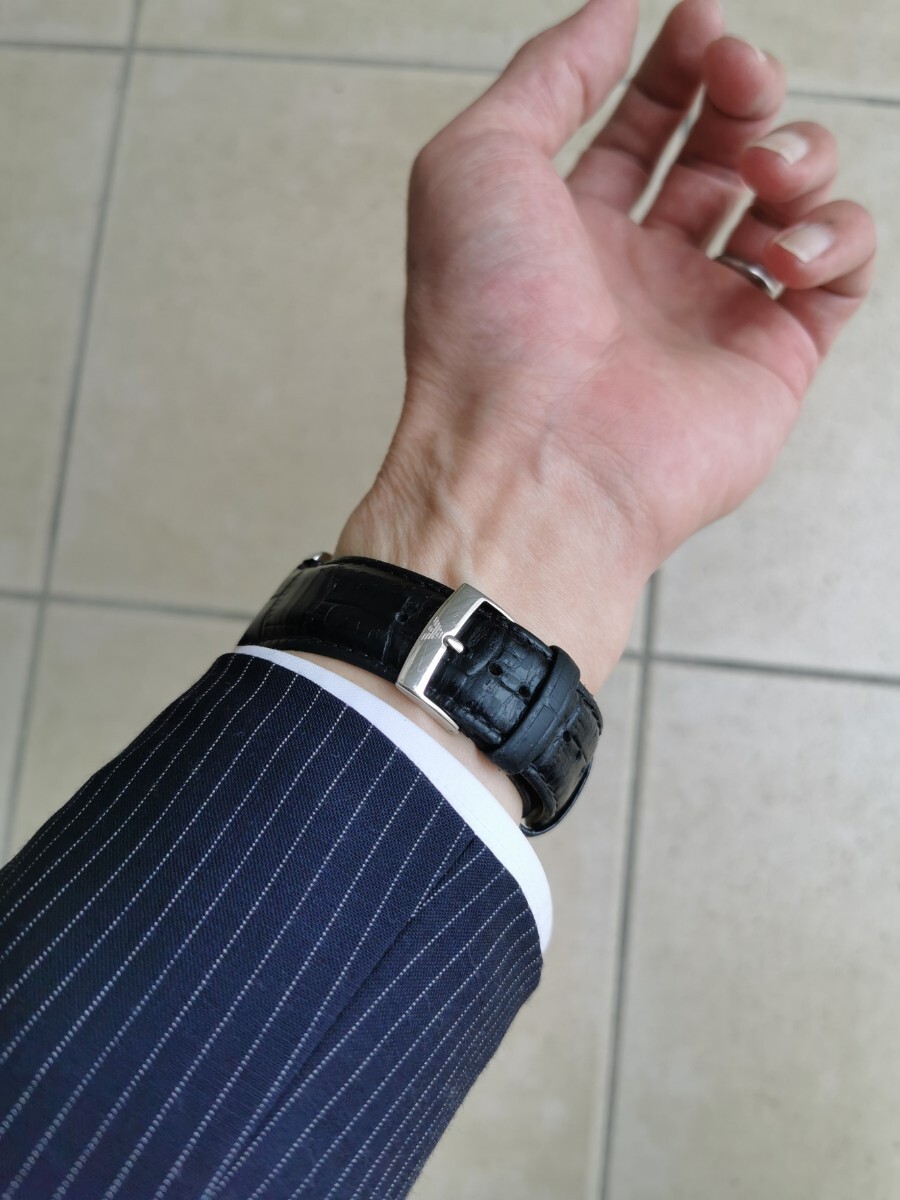 アルマーニ　長方形のメンズ腕時計　黒
