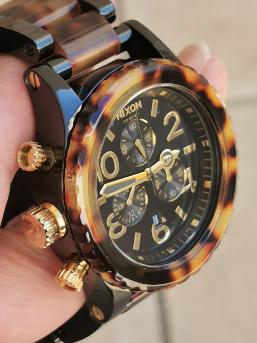 NIXON ワンポイントとしても主役としても使えるべっ甲柄腕時計レディース可の画像9