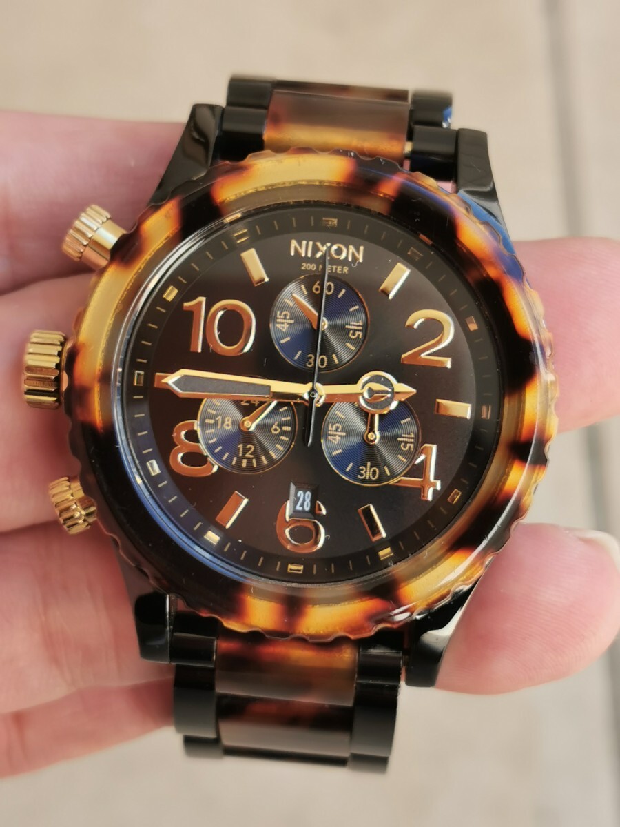 NIXON ワンポイントとしても主役としても使えるべっ甲柄腕時計レディース可の画像3