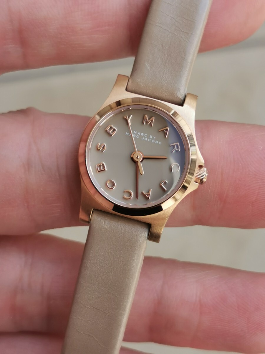 マークバイマークジェイコブスのレディース腕時計 グレージュというかカーキというかの画像1