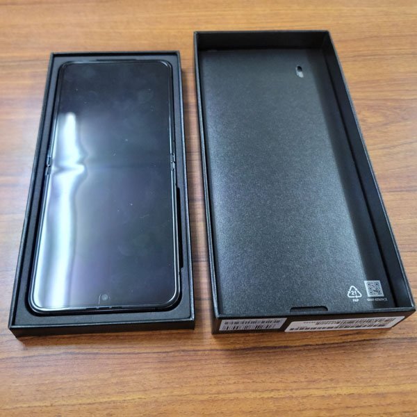 新品同様!! docomo SAMSUNG Galaxy Z Flip5 SC-54D 256GB Graphite Android サムスン ギャラクシー Zフリップ5 グラファイト アンドロイドの画像2