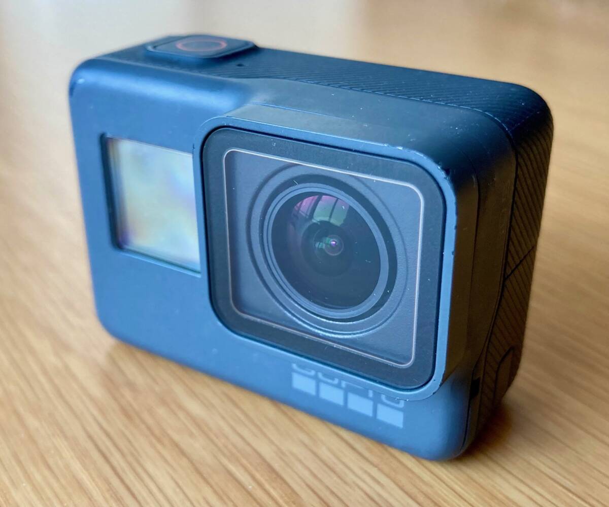 GoPro Hero5 Black セット（本体　純正バッテリーx3　純正バッテリーチャージャー　ケース）完全動作品　綺麗　ゴープロ　_本体正面　レンズも綺麗