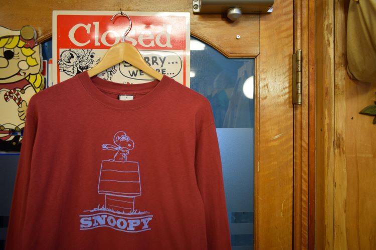 グッドプリントUSA製ビンテージFOOTLOCKER長袖クルーネックプリントTシャツSNOOPYスヌーピーMえんじ色アメカジストリートキャラ物h23624_画像1