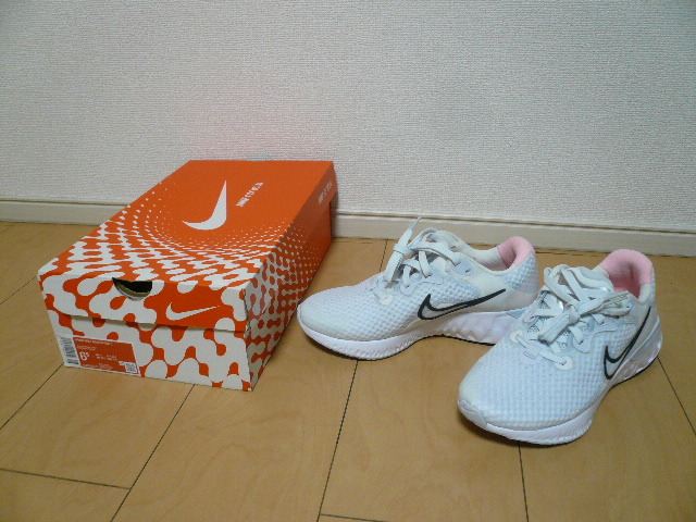 未使用! NIKE ナイキ WMNS NIKE RENEW RUN2 リニュー ラン2 CU3505-101 ライトグレー×ピンク 23.5cmの画像1