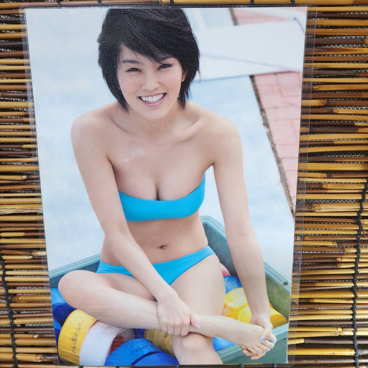 【厚手150μラミネート加工】山本彩 A10水着 B5 雑誌切り抜き 8ページ 【グラビアアイドル】_画像7