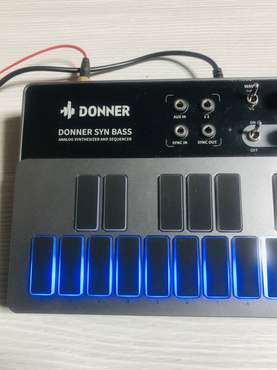 「Donner B1」アナログ シンセサイザー・ベース シーケンサー 128パターン LEDスクリーン MIDI IN/OUT/・SYIC IN/OUT端子搭載 の画像3
