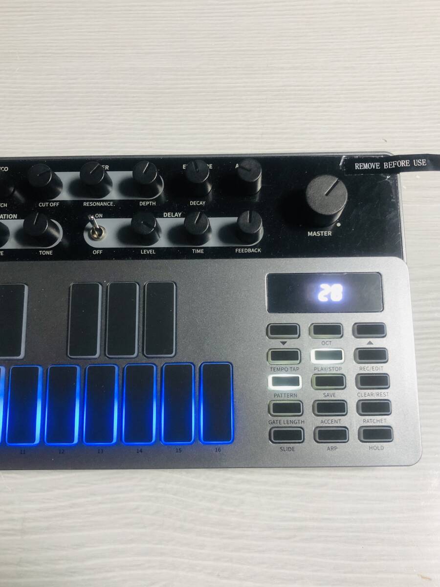 「Donner B1」アナログ シンセサイザー・ベース シーケンサー 128パターン LEDスクリーン MIDI IN/OUT/・SYIC IN/OUT端子搭載 _画像4