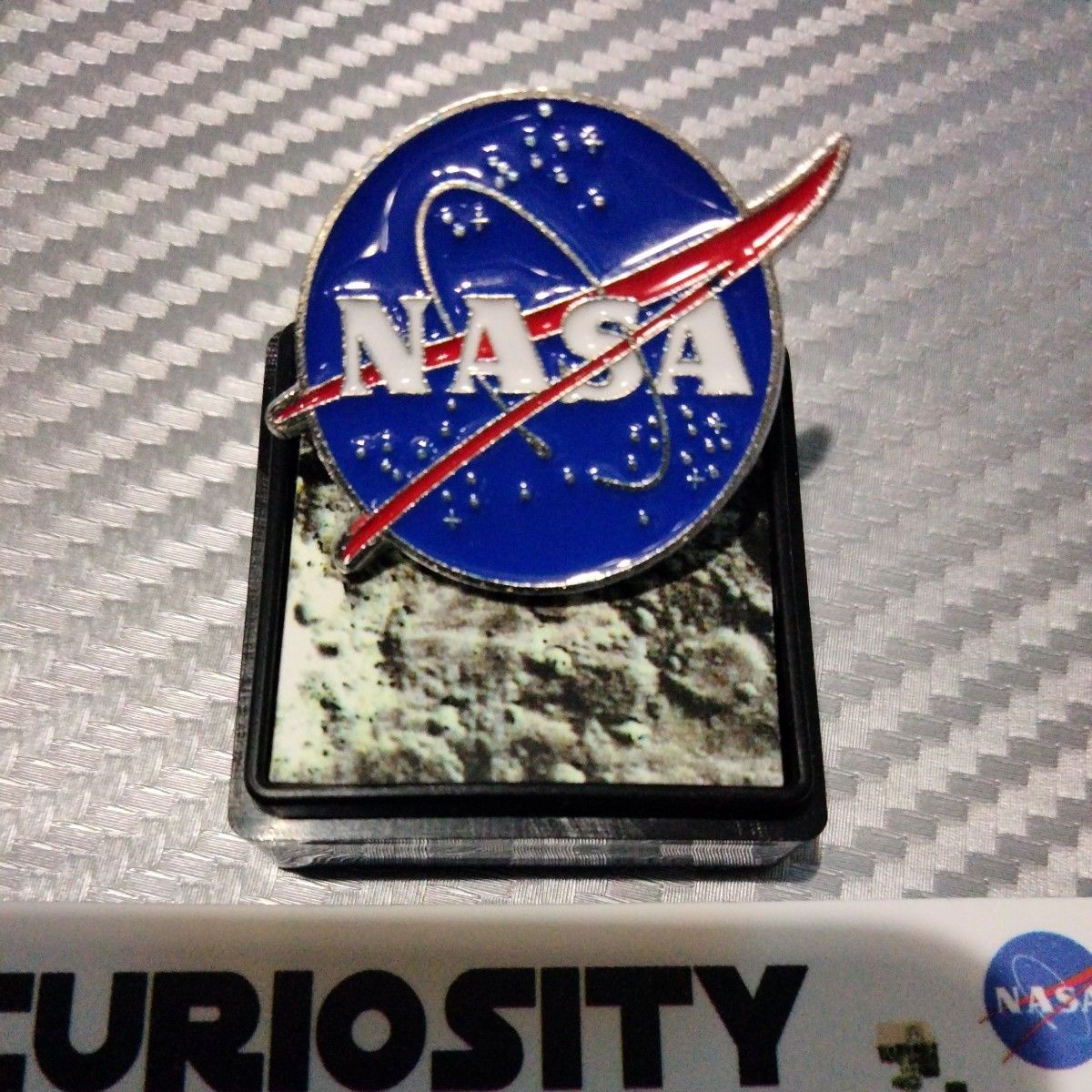 ☆NASA 公式デザイン ピンズ 火星探査機 キュリオシティCuriosity DRIVES US FORWARD ◆