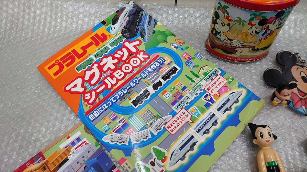 #3321 車 電車 飛行機 置物等 おもちゃまとめ トミカ ミニカー フォーミュラカー 飛行機 ミッキー キティなど 詳細写真にて　現状保管品