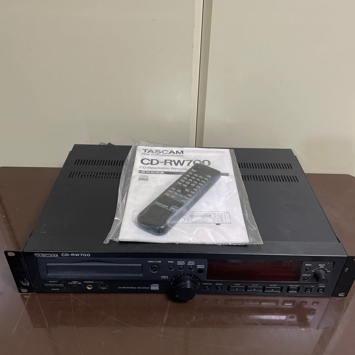 リモコン付き TASCAM CDレコーダー 業務用CDレコーダー CD-RW700_画像1