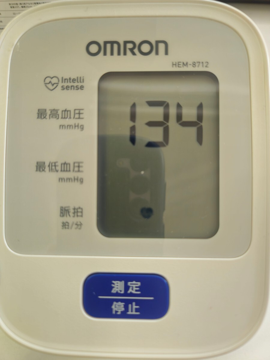 OMRON 上腕式血圧計 HEM-8712 通電動作確認済 中古品 説明書無 ACアダプター欠品 電池別途ご用意お願いします ヘルスケア ゆうパック60の画像2