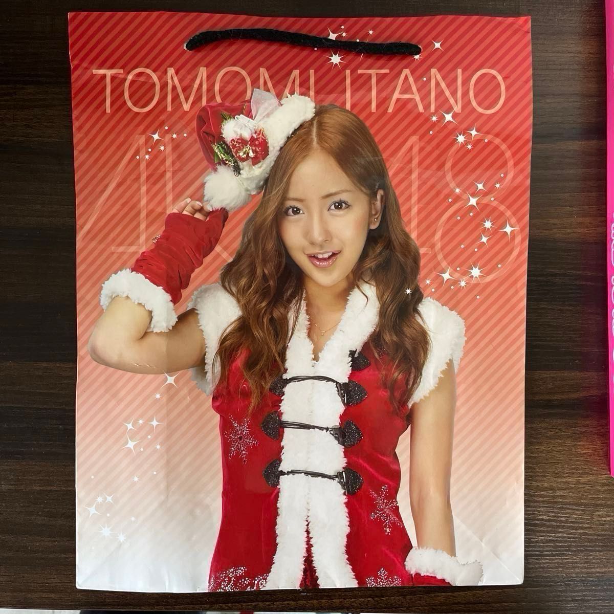 AKB48板野友美の紙袋+セブンイレブン限定ボールペンとふせん2枚とクリスマスSP CD+一番くじクリスマス時計&マグネット