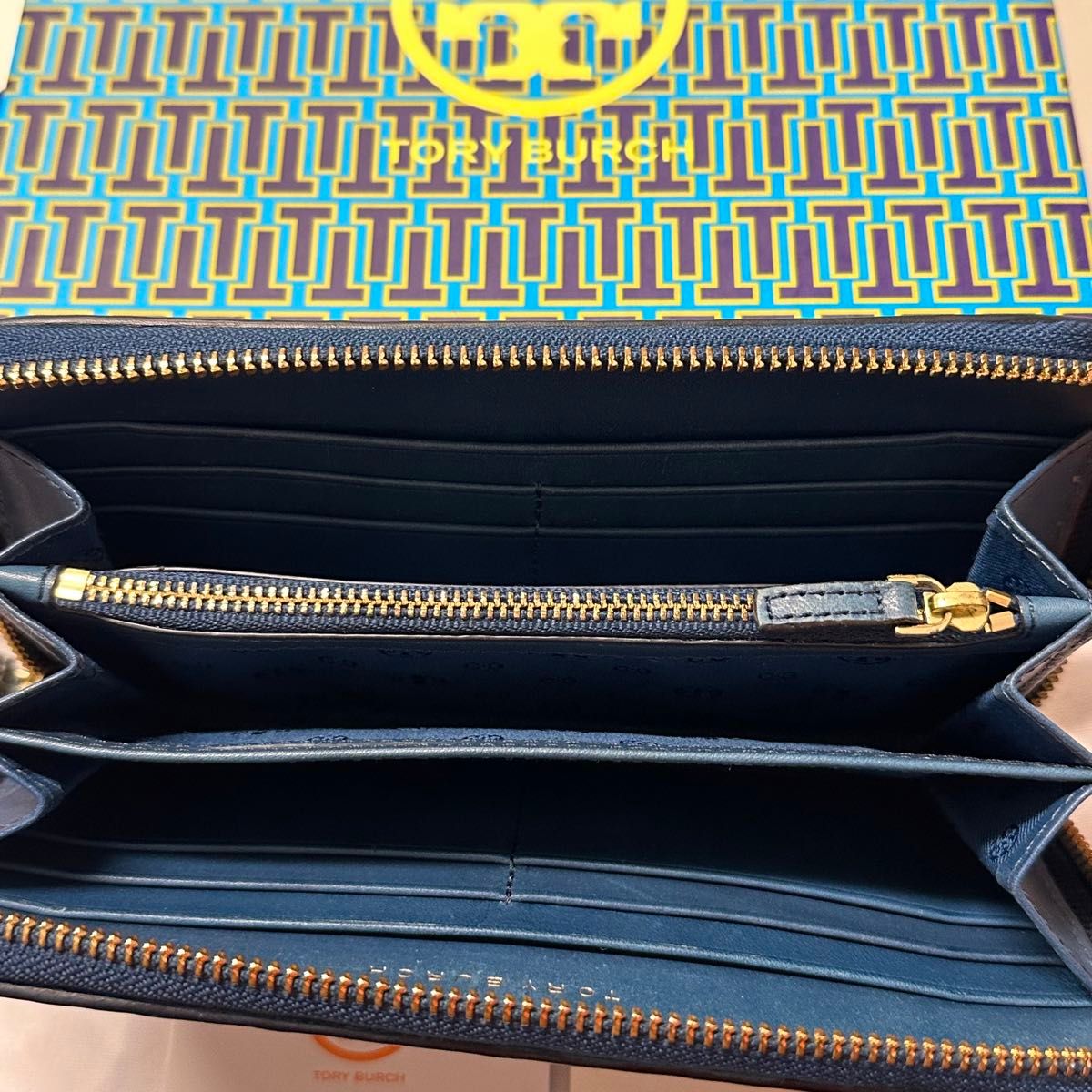 新品同様！　トリーバーチ　TORYBURCH 財布　長財布 ラウンドファスナー