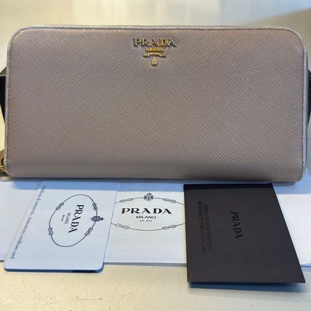 新品同様！ プラダ PRADA 財布 長財布 サフィアーノ ラウンドファスナー