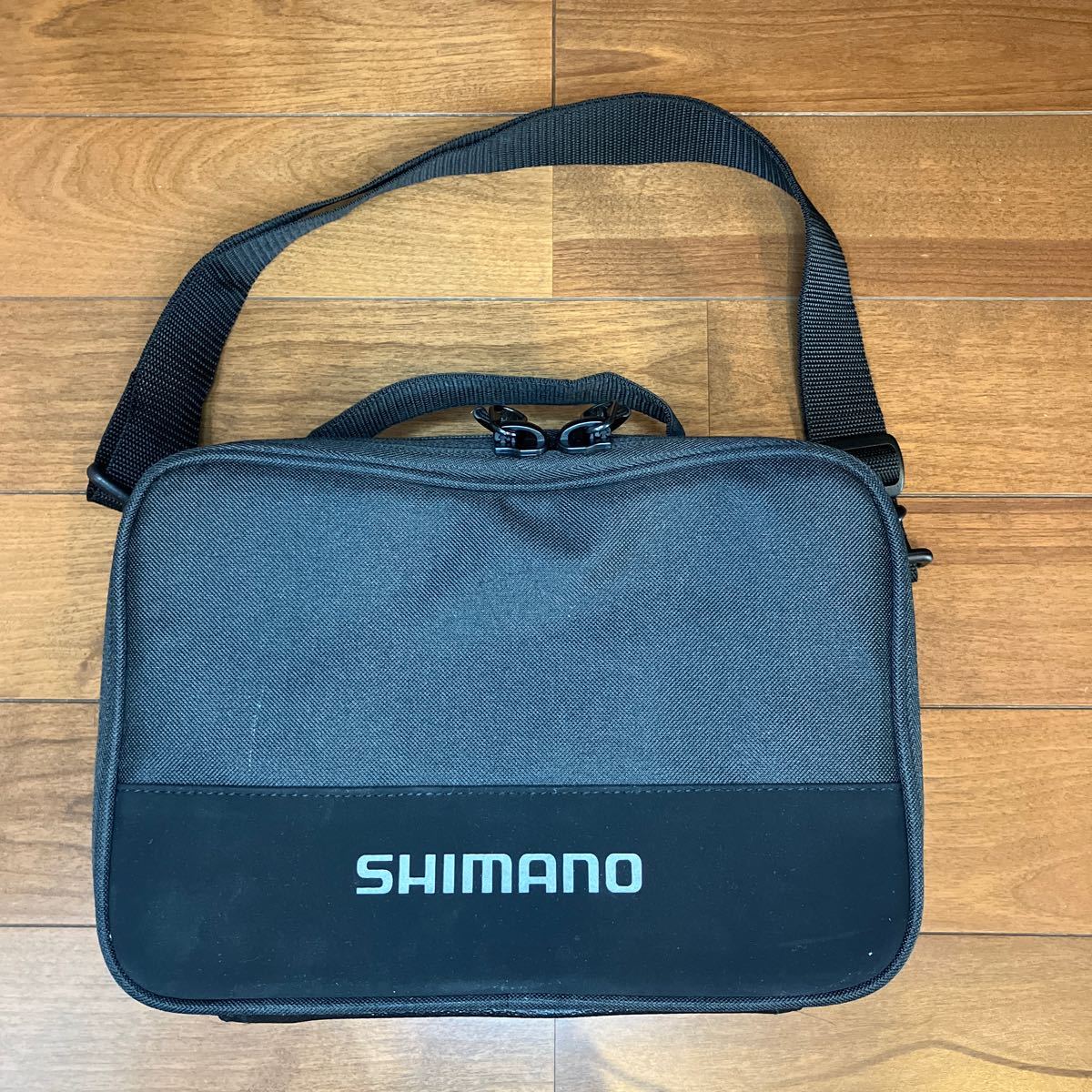 送料無料！使用一回のみ シマノPC-029R リールポーチ Mサイズ ショルダーバッグ SHIMANO リールバッグ_画像3