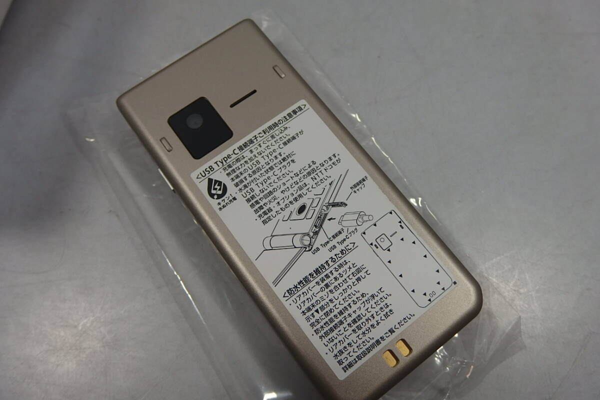 ◆未使用 docomo(ドコモ) FCNT(富士通) arrows かんたん ケータイ ベーシック F-41C ゴールド らくらく携帯 AC付 残債無利用判定〇_画像6