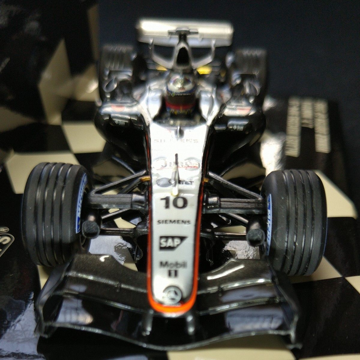 ミニカー 1/43 ミニチャンプス McLAREN MERCEDES MP4-20 J.P.MONTOYA WINNER