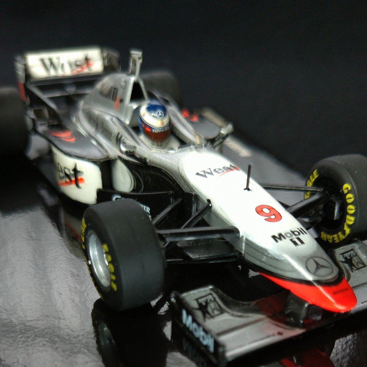 ミニカー 1/43 ミニチャンプス McLAREN MERCEDES MP4-12 M.HAKKINEN