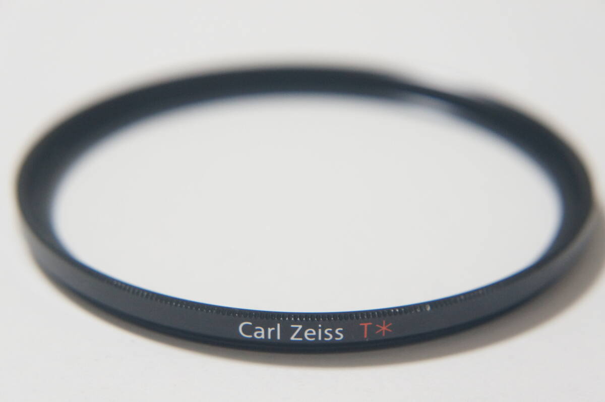 [82mm] Carl Zeiss T* カールツァイス UV フィルター [F4215]_枠上部の所々に擦れ傷少々有