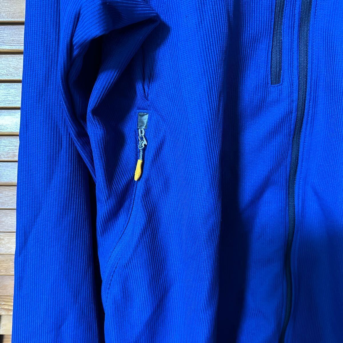 finetrack ジャケット メンズL アウトドア 登山 キャンプ ブルー ジャージ 中古 ファイントラック 長袖 ジャンパー 速乾性の画像3