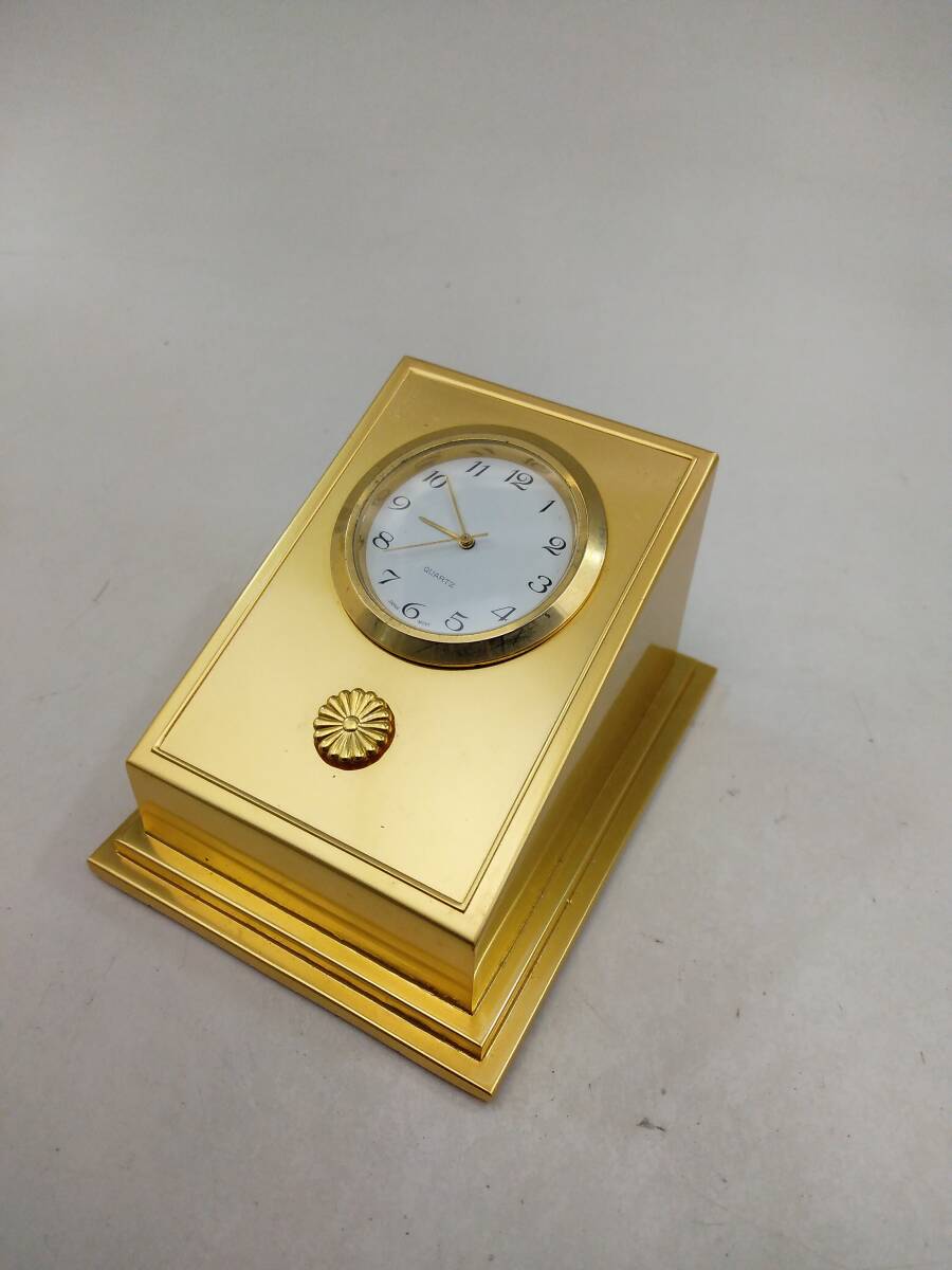 0313-0007  中古☆菊紋 皇室 時計 ゴールドの画像1