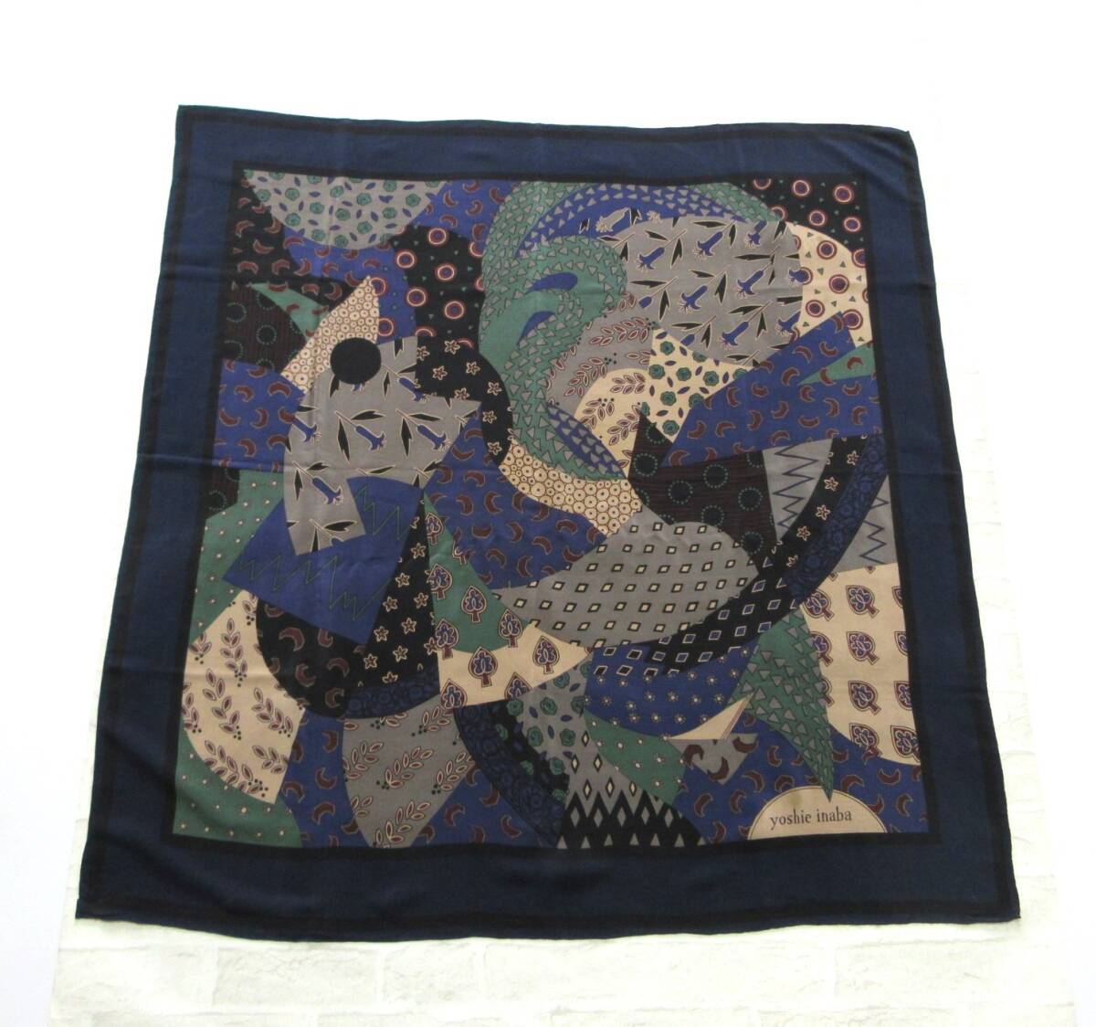 〔 送料込み！ 〕 yoshie inaba ヨシエイナバ ネイビー プリント 柄 シルク 大判 スカーフ ( 紺 絹100％ 和風 アクセ アクセサリー 巻き物の画像7
