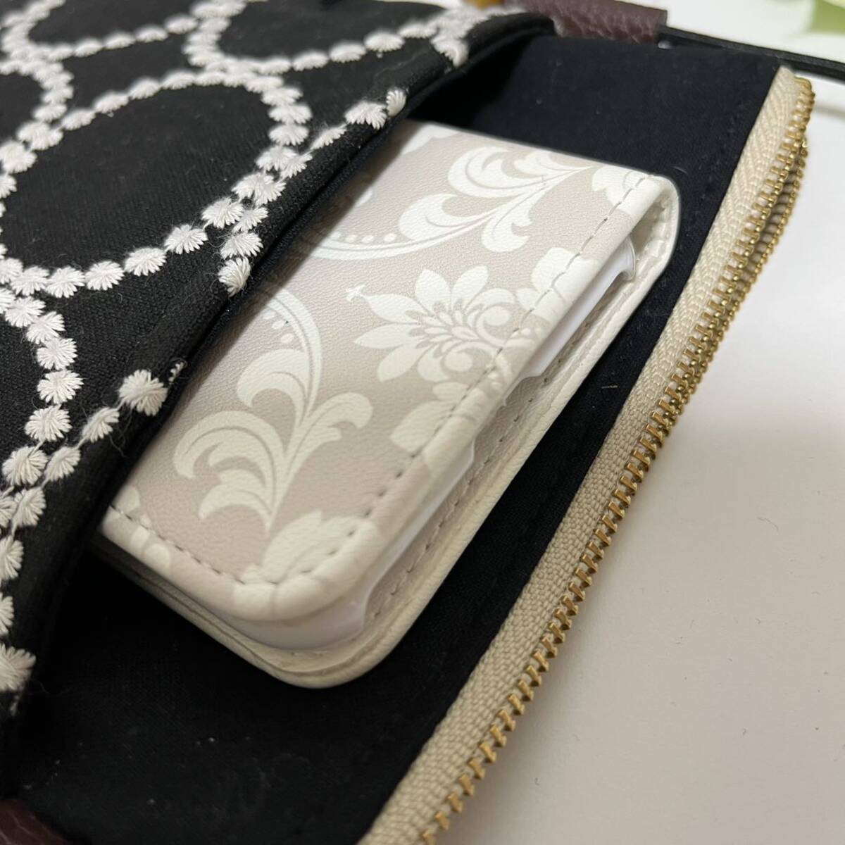 刺繍　サークル　ブラック　スマホショルダー　スマホポーチ　スマホポシェット　ハンドメイド_画像6