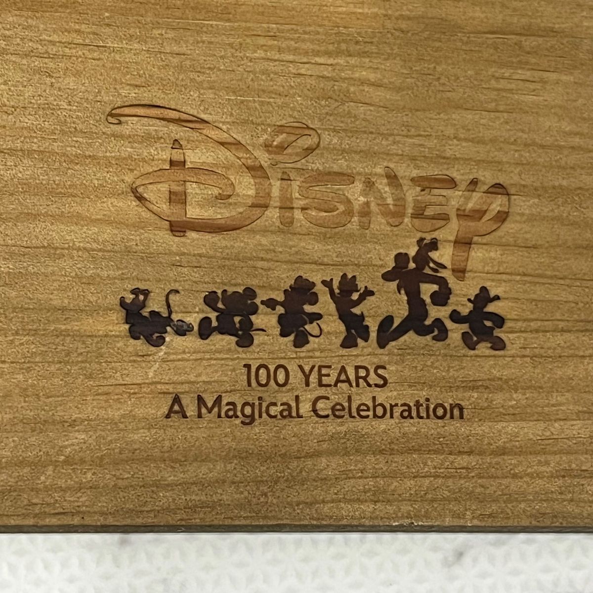 ディズニー　Disney 100 木製プレート　まな板　カッティングボード