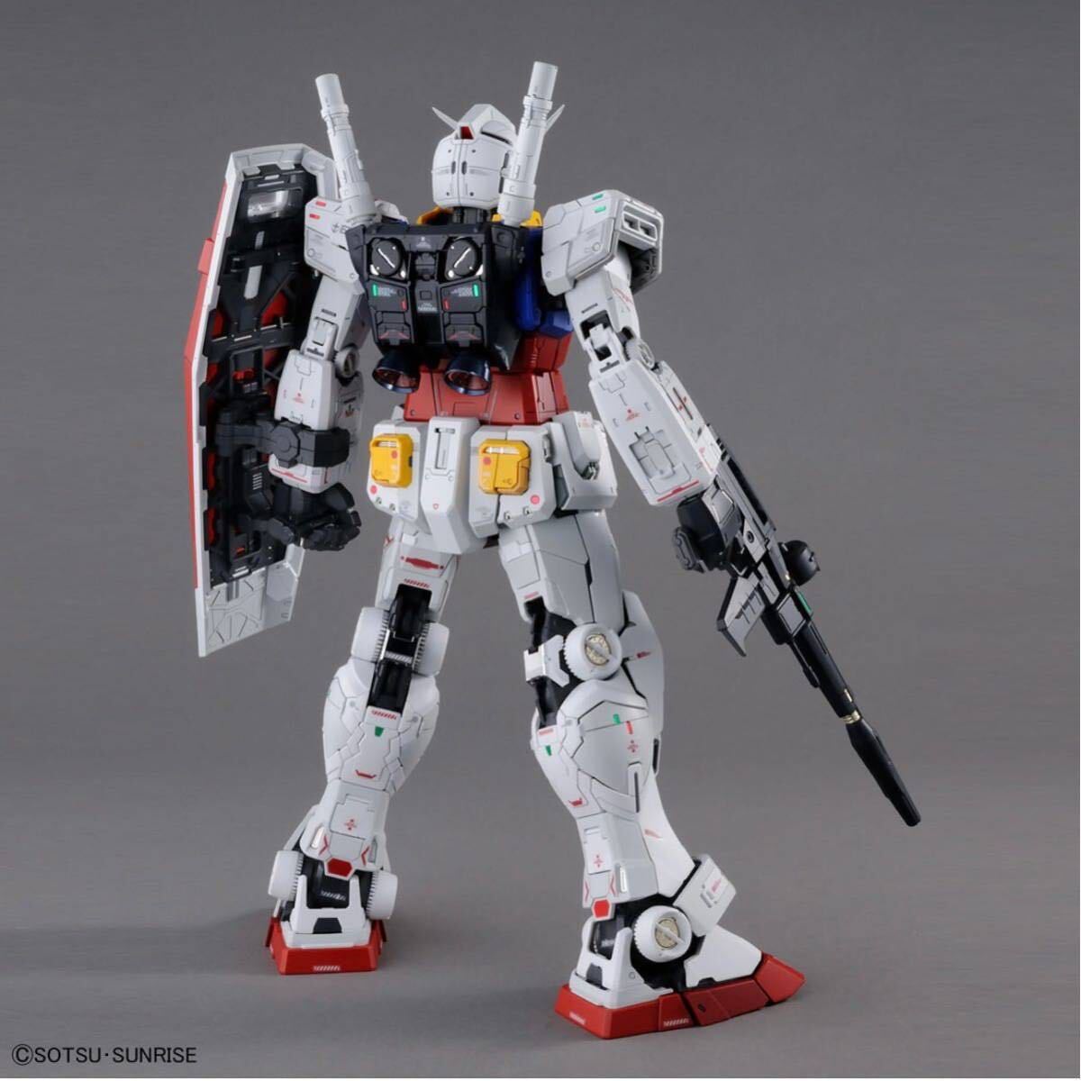 【未開封品】バンダイスピリッツ PG UNLEASHED 機動戦士ガンダム RX-78-2 ガンダム 1/60スケール 色分け済みプラモデル_画像3