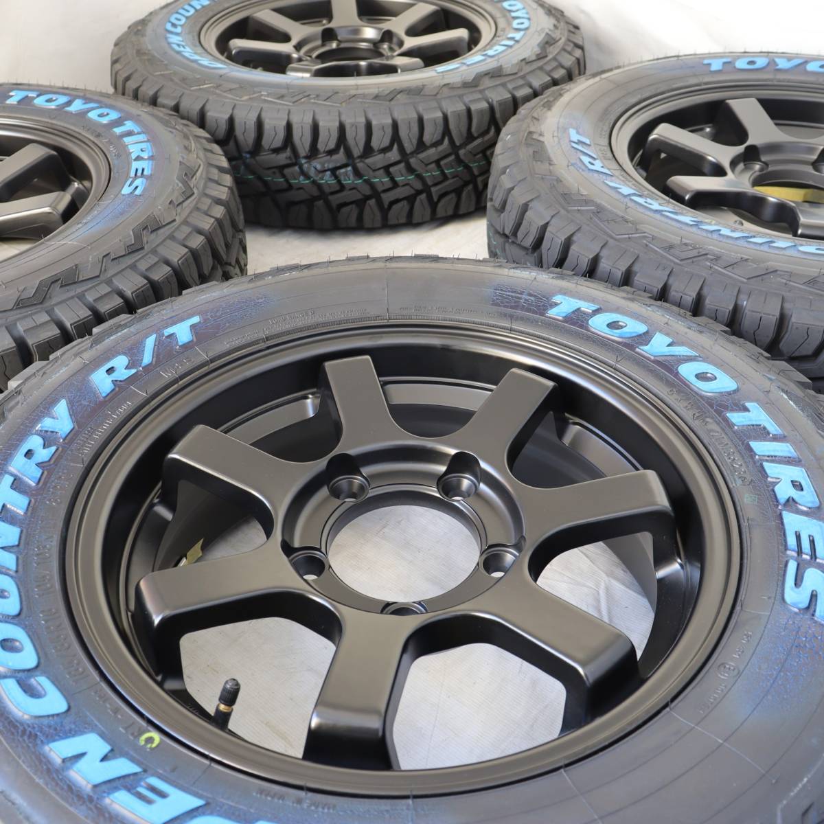 新品 16インチ 5.5J ＋20 5-139.7 ブラック タイヤ付4本SET 185/85R16 トーヨー OPENCOUNTRY R/T ジムニー ホワイトレター (W2362)の画像4