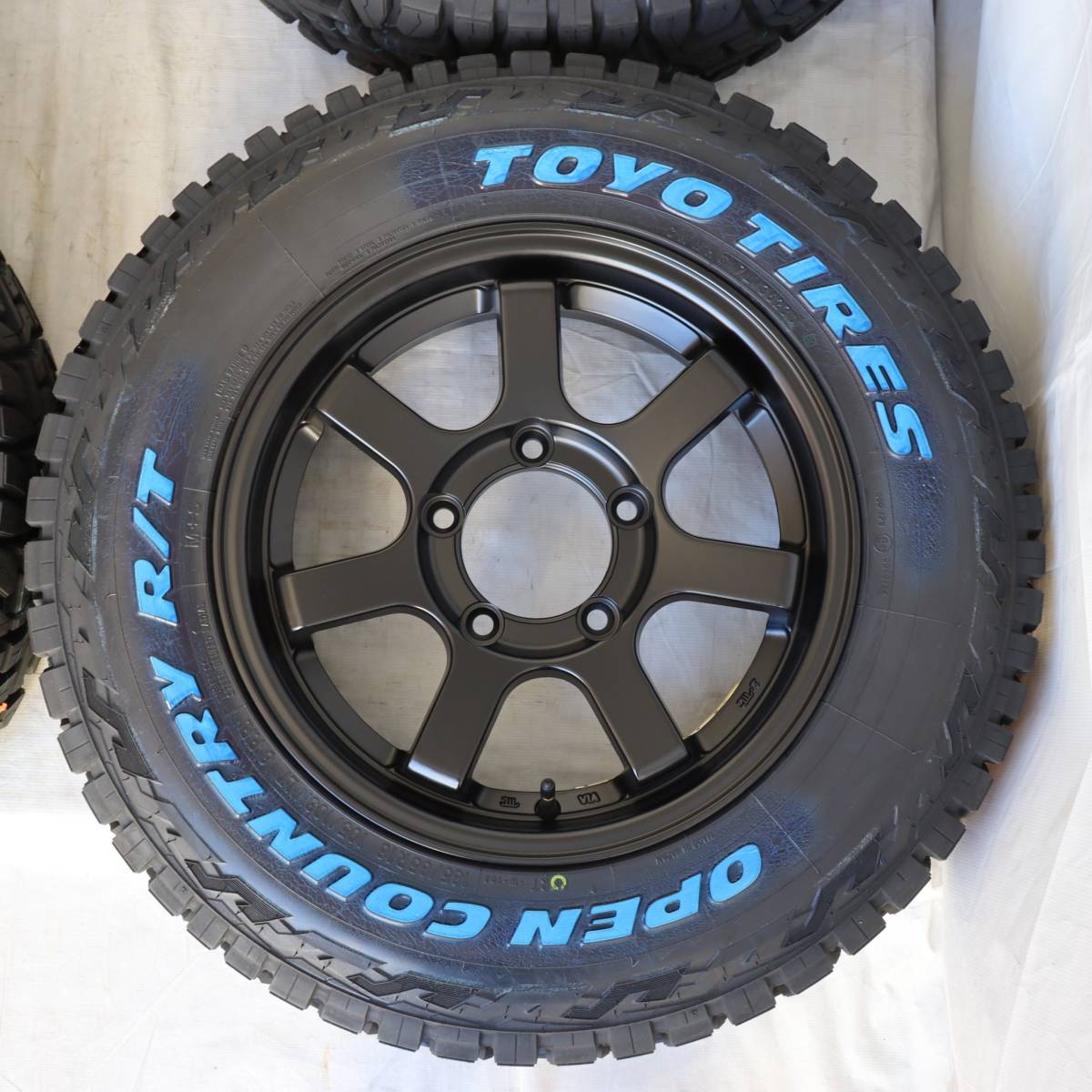 新品 16インチ 5.5J ＋20 5-139.7 ブラック タイヤ付4本SET 185/85R16 トーヨー OPENCOUNTRY R/T ジムニー ホワイトレター (W2362)の画像3