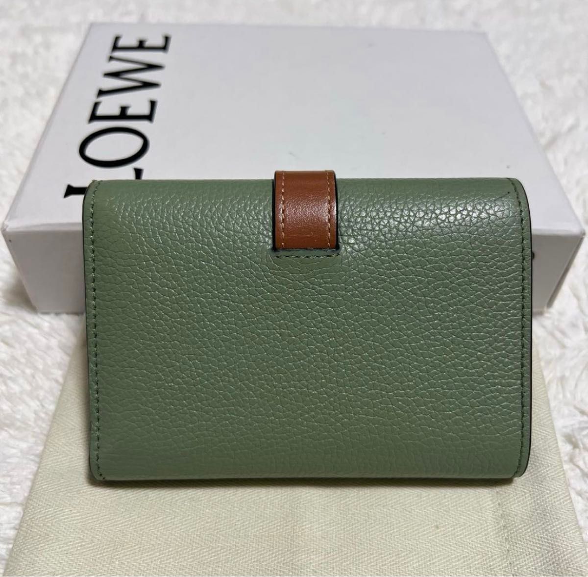 綺麗 LOEWE ロエベ カーフ ローズマリー・タン 三つ折り財布 折 綺麗 LOEWE ロエベ カーフ ローズマリー・タン 三つ折り財布 折